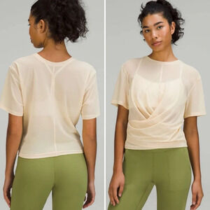 Lululemon  Lightweight Mesh Reversible Yoga T-Shirt
in Prosecco Size 8 / 10